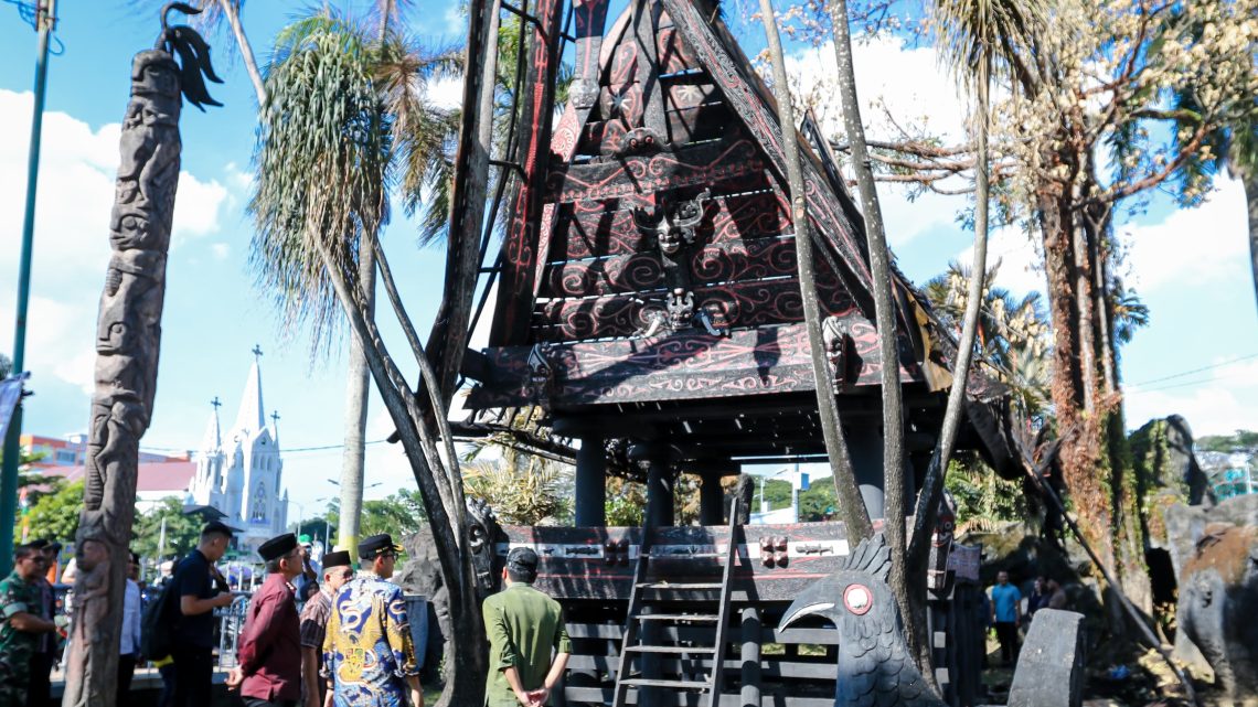 Tinjau Rumah Adat Sisingamangaraja yang Terbakar, Rico Waas Pastikan Segera Dilakukan Perbaikan