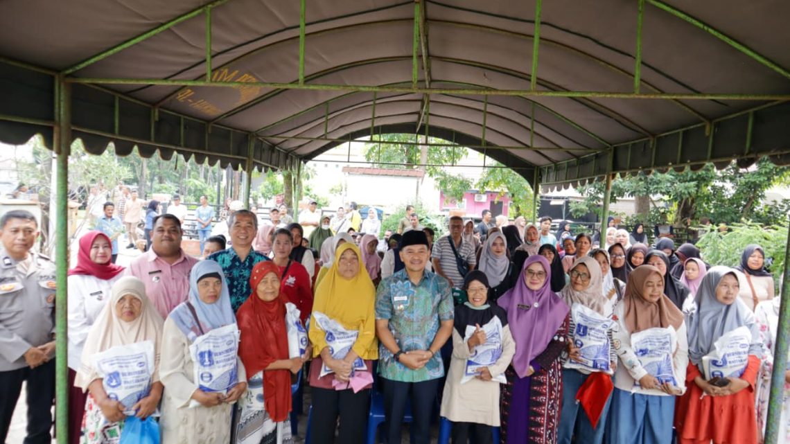 Pastikan Tepat Sasaran, Wali Kota Tebing Tinggi Tinjau Penyaluran Bantuan Beras Tahap Pertama
