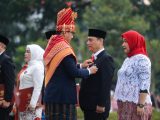 Wali Kota Medan Serahkan Satyalancana Karya Satya dari Presiden RI kepada Kadis Kominfo