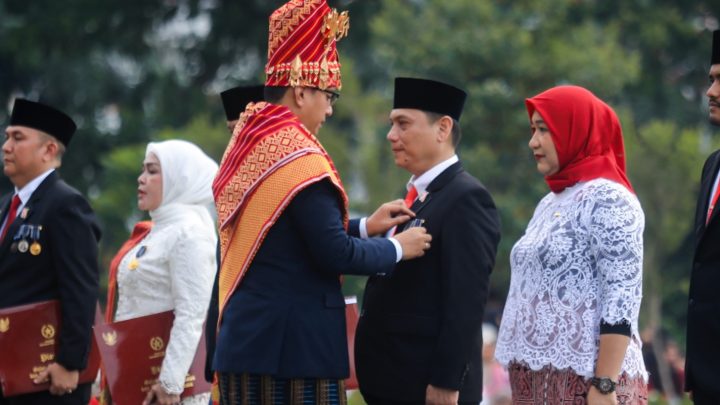 Wali Kota Medan Serahkan Satyalancana Karya Satya dari Presiden RI kepada Kadis Kominfo