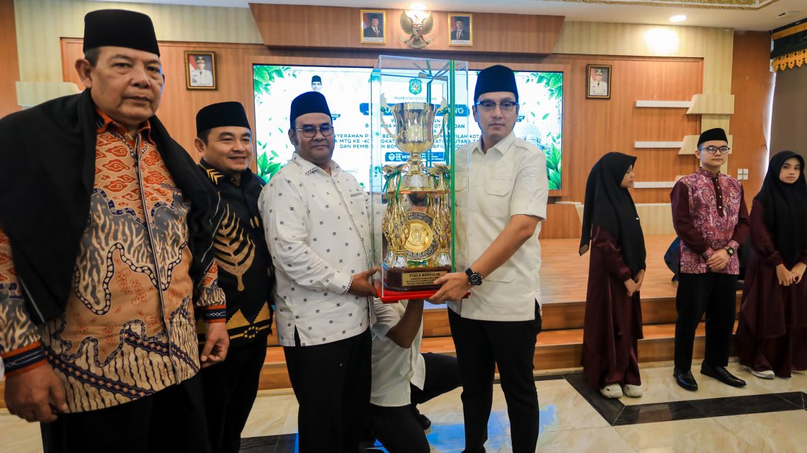 Piala Bergilir MTQ Sumut kembali ke Medan, Rico Waas Apresiasi Kafilah dan Serahkan Bonus