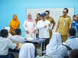 Bersama Mendikdasmen, Rico Waas Tinjau SMPN 16, Mebelair Rusak Diganti Tahun Ini