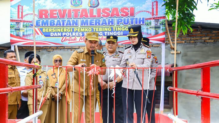Permudah Akses Warga Kelurahan Mandailing, Wali Kota dan Kapolres Tebing Tinggi Resmikan Jembatan Merah Putih