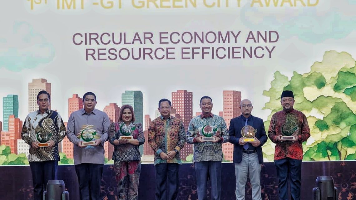 Rico Waas Terima IMT-GT Green City Award