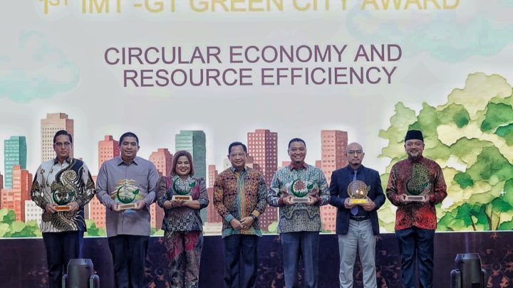 Rico Waas Terima IMT-GT Green City Award