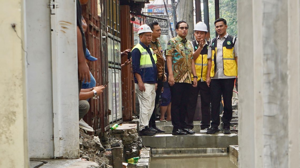 Turun Langsung di Tengah Hujan, Rico Waas Pastikan Pengerjaan Drainase Gaperta Berjalan Optimal