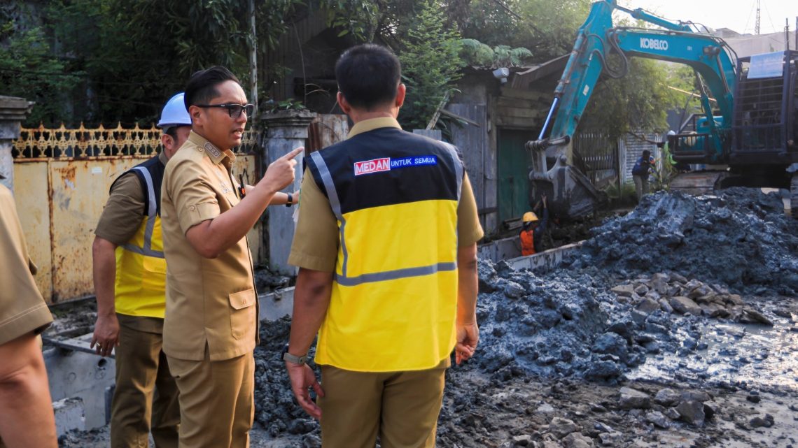 Atasi Genangan Banjir, Rico Waas Tinjau Pengerjaan Drainase sepanjang 385 Meter di Sei Agul
