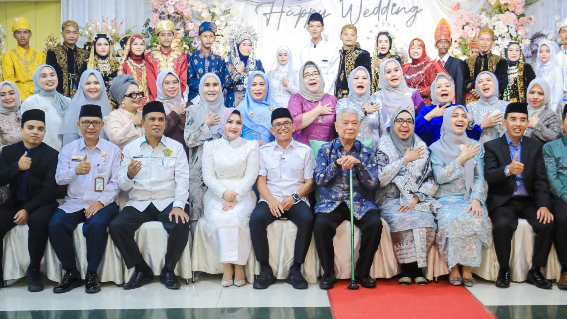 Hadiri Nikah Massal 23 Pasangan, Zakiyuddin Harahap Serahkan Buku Nikah dan Hadiah Uang Saku Bagi Pengantin