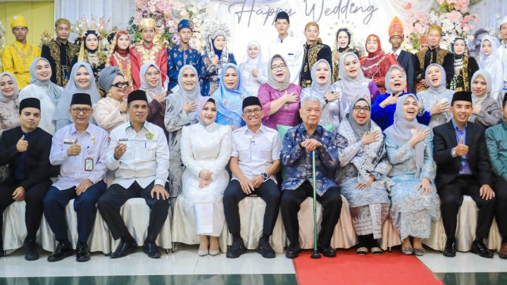 Hadiri Nikah Massal 23 Pasangan, Zakiyuddin Harahap Serahkan Buku Nikah dan Hadiah Uang Saku Bagi Pengantin