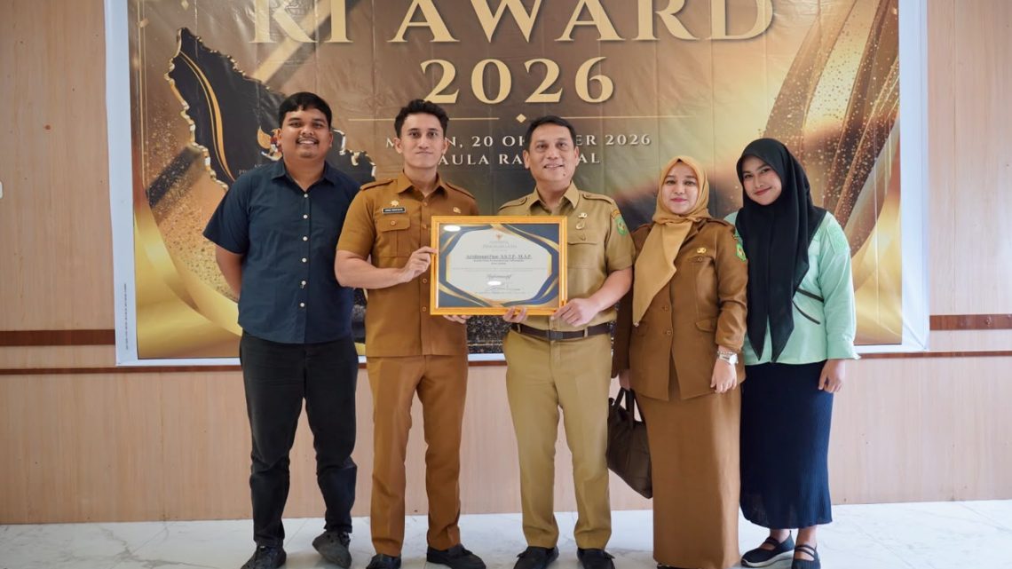 Kadis Kominfo Medan Arrahmaan Pane Terima Penghargaan KI Sumut