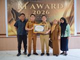 Kadis Kominfo Medan Arrahmaan Pane Terima Penghargaan KI Sumut