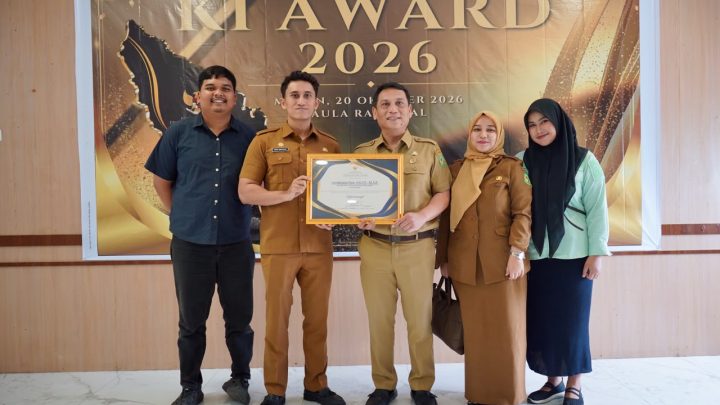 Kadis Kominfo Medan Arrahmaan Pane Terima Penghargaan KI Sumut