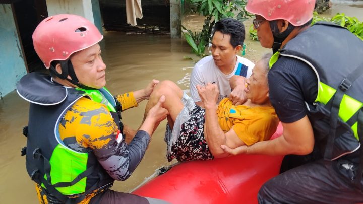 Rico Waas Gerak Cepat Tangani Banjir, BPBD Siaga Sejak Malam, Damkar Dikerahkan Bersihkan Sisa Lumpur