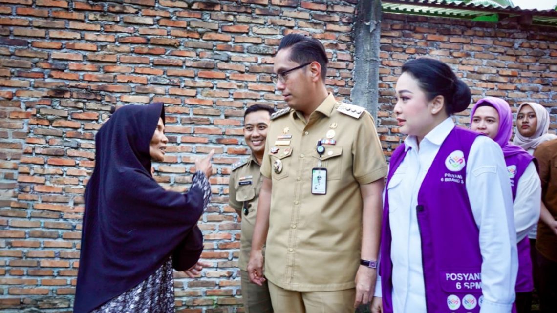 Rico Waas Pantau 111 Rumah Tidak Layak Huni yang Sedang Direhabilitasi